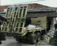 Truk Trailer Tabrak Toko