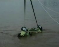 Tim SAR Angkat Mobil dari Dasar Sungai