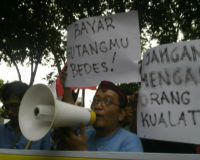 Warga Kecam Hutang Pemkot Surabaya