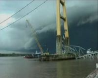 Pencarian Korban Jembatan Runtuh Terhambat