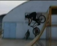 Aksi Komunitas BMX di Atas Gedung