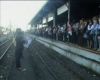 Penumpang KRL Menangis di Stasiun
