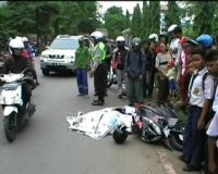 Pengendara Motor Dilindar Trailer