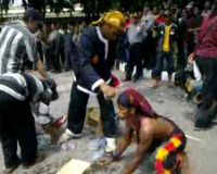 Aksi Bantengan di Depan Kejati