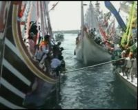 Warga Rebutan Sesaji di Selat Bali