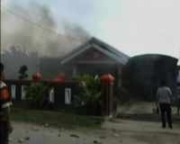 Anarkis, Warga Bakar Rumah dan Isinya