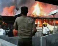 Polisi Bakar Diri, 12 Rumah Lainnya Ikut Terbakar