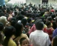 Demi Uang 10 Ribu Warga Berdesakan & Saling Dorong