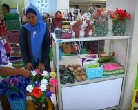 Karya Seni dari Limbah Plastik dan Botol Bekas