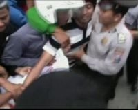Mahasiswa Bentrok dengan Polisi