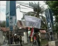 Mahasiswa Mambakar Gerbang Kampus
