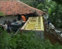 Rem Blong, Truk Tabrak Rumah