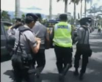 Polisi Pingsan Terkena Pukulan Mahasiswa