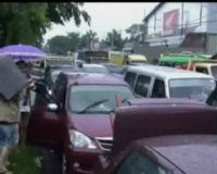 Macet Akibat Genangan Air di Jalan Raya Rancaekek