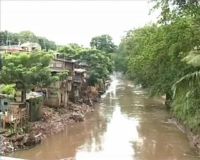 Puluhan Ton Sampah Penuhi Kali Ciliwung