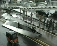 Badai, Robohkan Papan Reklame dan Pohon
