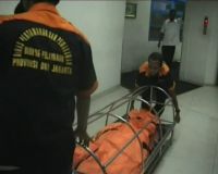 Korban Tersengat Listrik Reklame Dibawa Keluarga