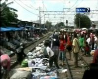 Pasar Kaget di Tengah Rel Kereta Api