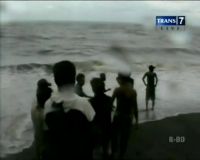 Gelombang Terjang Perahu Nelayan