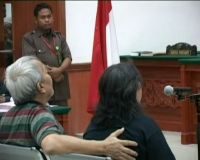 Ibu Livia Pingsan di Persidangan