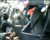 Massa Demo Istana Bawa Bambu Runcing