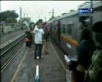 Awas, Beton Ancam Penumpang di Atap Kereta
