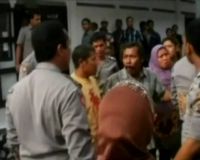 Sidang Pembunuhan Ricuh, Keluarga Mengamuk 