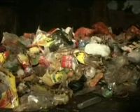 Tumpukan Sampah di Jalan Raya