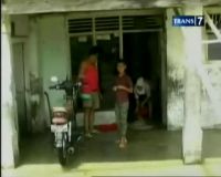 Banjir Surut, Warga Bersihkan Rumah