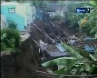 Tanah Amblas, 3 Rumah Roboh