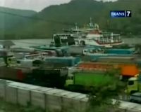 Gelombang Tinggi Hempaskan Kapal Penumpang