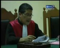 Sidang Pembunuhan Satu Keluarga Ricuh