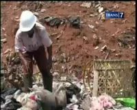 Mengais Rejeki di Tempat Sampah Demi 100 Ribu