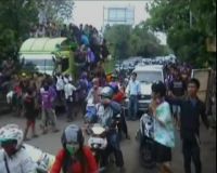 Tawuran Suporter, Lalu Lintas Bandara Macet