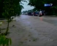 Sungai Meluap, Banjir Genangi Jalan Raya