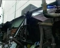 Rumah Bertingkat Roboh Timpa Rumah Lain