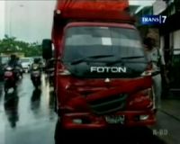 Terobos Lampu Lalu Lintas, Ambulans Ditabrak Truk