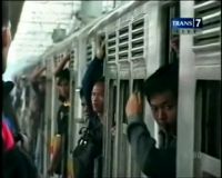 KRL Padat, 3 Pemuda Jatuh dari Pintu Kereta
