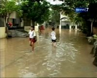 Tanggul Jebol, Ratusan Rumah Warga Terendam Banjir