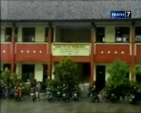 Sekolah Terendam Banjir, Siswa Tetap Semangat