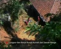 Tanah Longsor Hancurkan Belasan Rumah