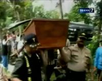 Polisi Bongkar Makam Korban Genthong