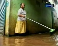 Rutinitas Bersihkan Sisa Sampah Pasca Banjir 