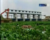 Sampah dan Eceng Gondok Sumbat Aliran BKT