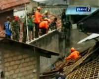 Korban Longsor Ditemukan, Tetugas Sulit Evakuasi