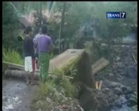 Jembatan Ambruk, 1 Pengendara Motor Tewas