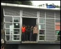 Sopir Transjakarta Mogok, Penumpang Terlantar