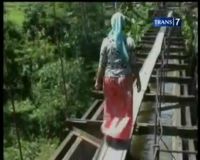 Tak Ada Jembatan, Warga Gunakan Pipa Air