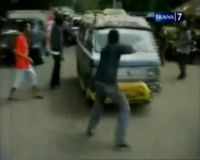Sopir Angkot Bentrok Rebutan Penumpang 