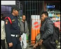 Razia Rokok di Stasiun, Petugas Bawa Asbak